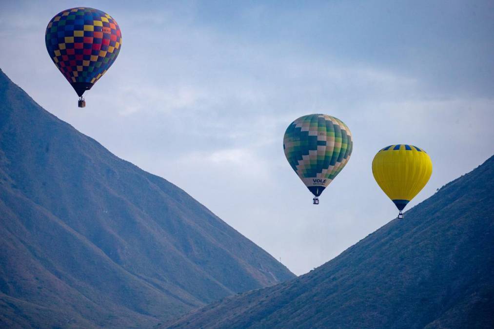 <i>Fotografía que muestra como sobrevuelan globos aerostáticos en el cuarto Festival Internacional del Globo, este viernes en Quito (Ecuador). Aún no salía el sol en la Mitad del Mundo, el monumento situado en el norte de Quito, capital de Ecuador, por donde pasa la línea ecuatorial que divide los dos hemisferios del planeta.</i>