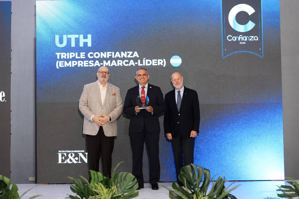 UTH, Triple Confianza Honduras. Recibe reconocimiento Javier Mejía Barahona, Rector General de UTH. 