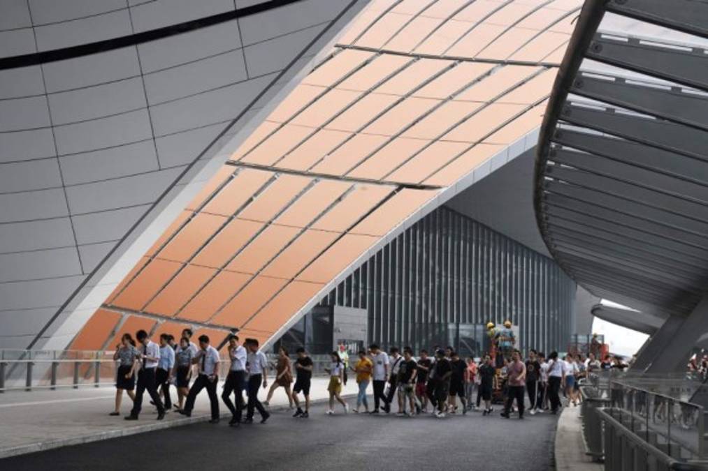 El edificio fue diseñado por la arquitecta anglo-iraquí Zaha Hadid, fallecida en 2016, y la filial de ingeniería de Aeropuertos de París (ADP), deslumbra por su luminosidad y sus líneas curvas.