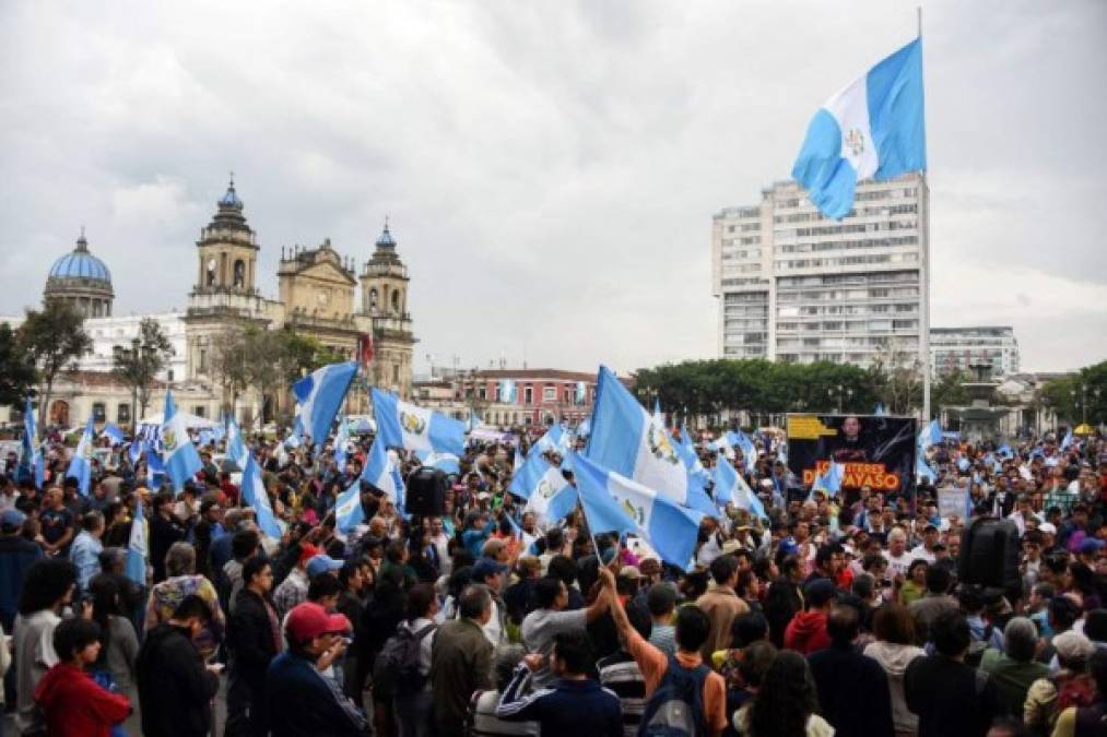 Fitch: Crisis política impacta a la economía de Guatemala