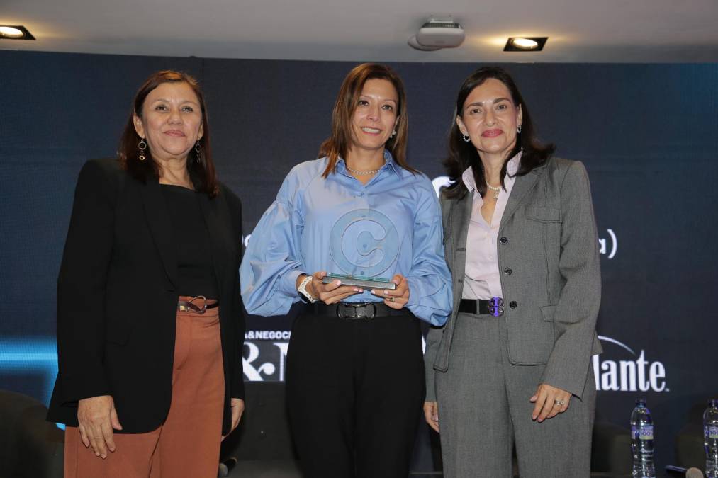 <i>Gabriela Roca, Directora de Asuntos Corporativos y Sostenibilidad de Grupo AG. Grupo AG recibe reconocimiento por ser una empresa Doble C, empresas que lograron votos por su alto liderazgo y empresa. (Entrega Lizza Bobadilla E&amp;N y Velia Jaramillo) </i>