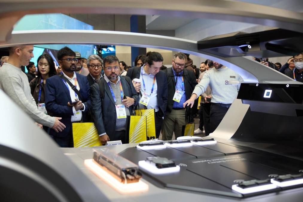 <i>Personas observan el vehículo LG Innotek durante la feria Consumer Electronics Show (CES) 2025 en el Centro de Convenciones de Las Vegas en Las Vegas, Nevada, EE.UU. CES, la feria anual de tecnología de consumo más grande del mundo.</i>
