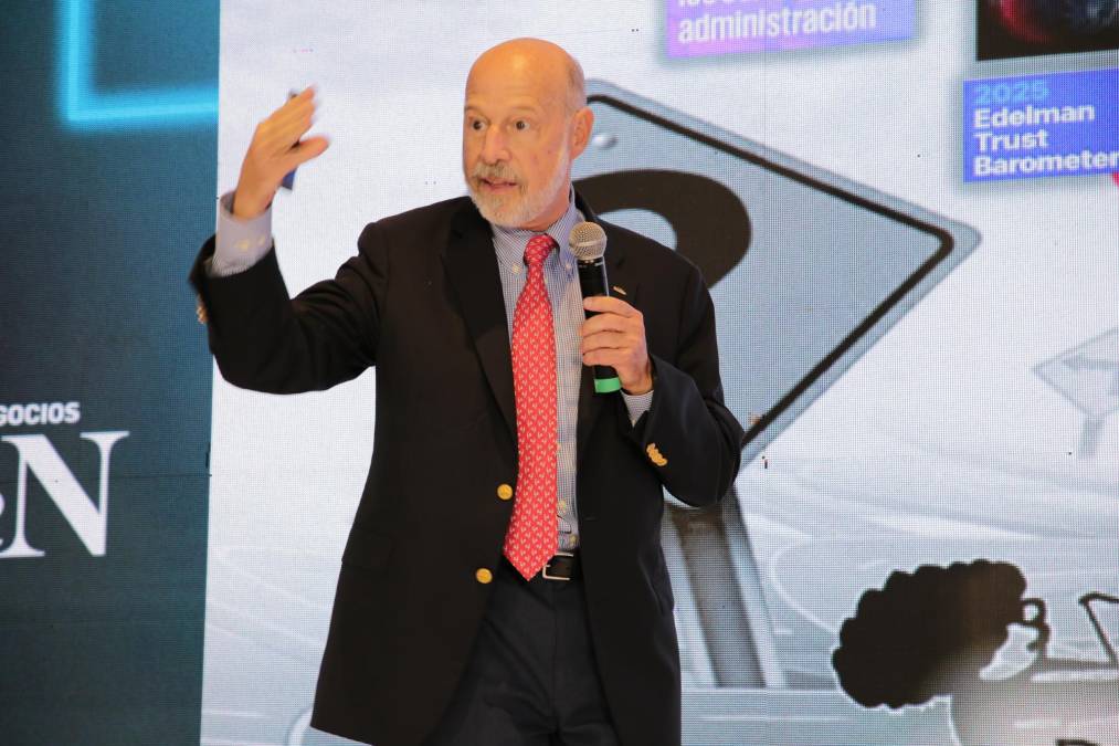 <i>Italo Pizzolante, Founding Partner de PIZZOLANTE, durante la revelación de resultados del estudio “Confianza y Reputación en Centroamérica 2025”, el estudio más sólido en su tipo publicado por una revista regional.</i>