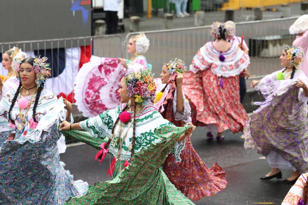 <i>Estudiantes participan en el desfile en honor a los símbolos patrios este martes, en Ciudad de Panamá (Panamá). Panamá celebró el tradicional desfile en honor a los símbolos patrios con estudiantes y bandas escolares por la Vía España como parte del Mes de la Patria. EFE/Carlos Lemos </i>