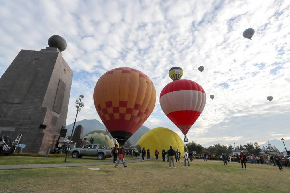 <i> Personas asisten al cuarto Festival Internacional del Globo este viernes, en Quito (Ecuador). Más de 20 globos volaron sobre los Andes ecuatorianos en la ciudadela Mitad del Mundo. EFE/ José Jácome... Siga para más.</i>