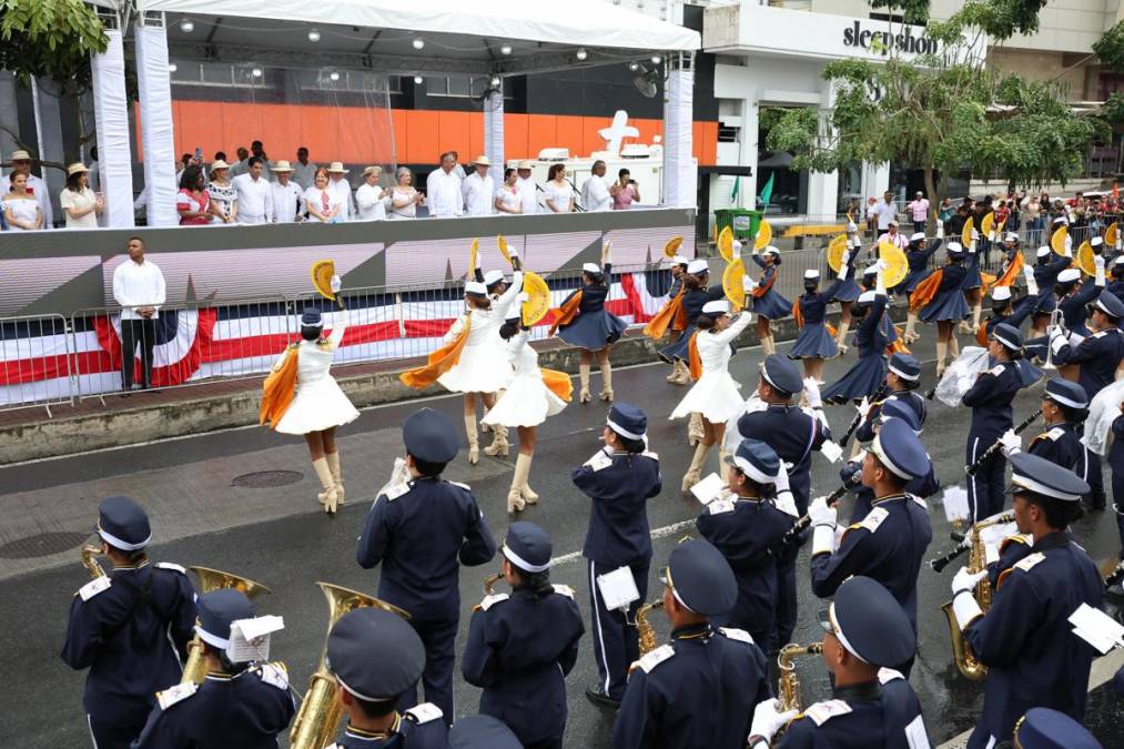 <i>Integrantes de bandas de música participan en el desfile en honor a los símbolos patrios este martes, en Ciudad de Panamá (Panamá). Panamá celebró el tradicional desfile en honor a los símbolos patrios con estudiantes y bandas escolares por la Vía España como parte del Mes de la Patria. EFE/Carlos Lemos</i>
