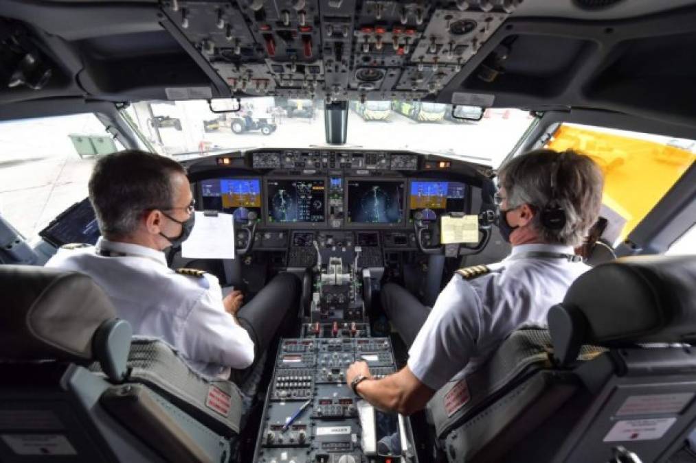 Los pilotos se muestran en la cabina de un avión Boeing 737 MAX operado por la aerolínea de bajo costo Gol mientras se encuentra en la pista antes de despegar en el Aeropuerto Internacional de Guarulhos, cerca de Sao Paulo, el 9 de diciembre de 2020, mientras el 737 MAX vuelve a estar en uso. más de 20 meses después de que fue puesto a tierra luego de dos accidentes mortales. (Foto de NELSON ALMEIDA / AFP)