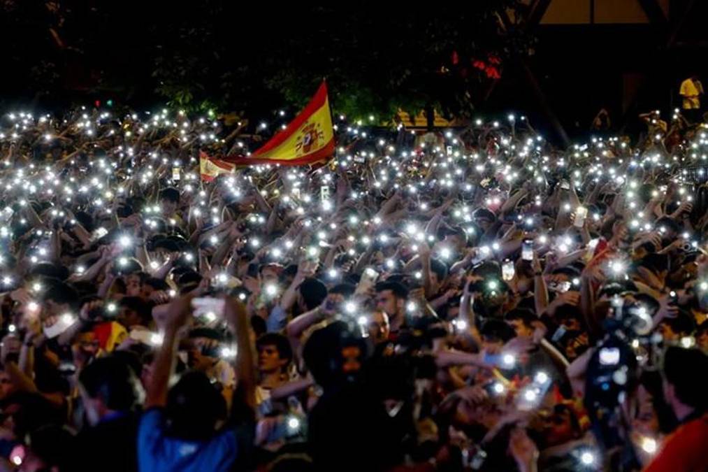 Aficionados de la selección española siguen desde la plaza de Colón de Madrid la final del mundial 2026 que disputan España y Argentina en el estadio MetLife de Nueva Jersey. EFE/J.J.Guillen
