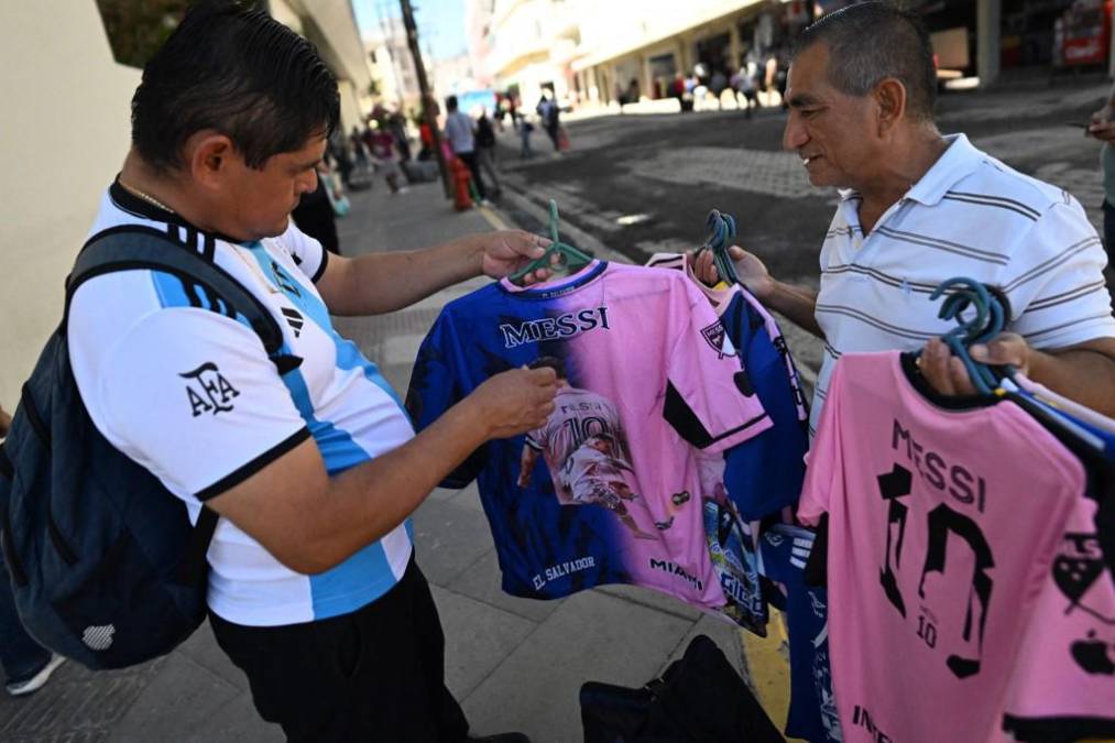Silverio Rivas, de 55 años, es un vendedor ambulante de frutas y verduras, dijo "Aquí no nos engañemos, Messi nos va a meter no uno, sino varios goles". 