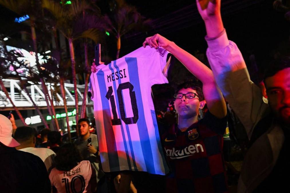 <i>Un joven salvadoreño sostiene una camiseta con el número de Lionel Messi mientras reciben los autobuses del equipo Inter Miami en el Hotel Real Intercontinental a última hora del 18 de enero de 2024, antes del partido amistoso de fútbol entre el Inter Miami FC y El Salvador. Foto de Marvin RECINOS / AFP</i>