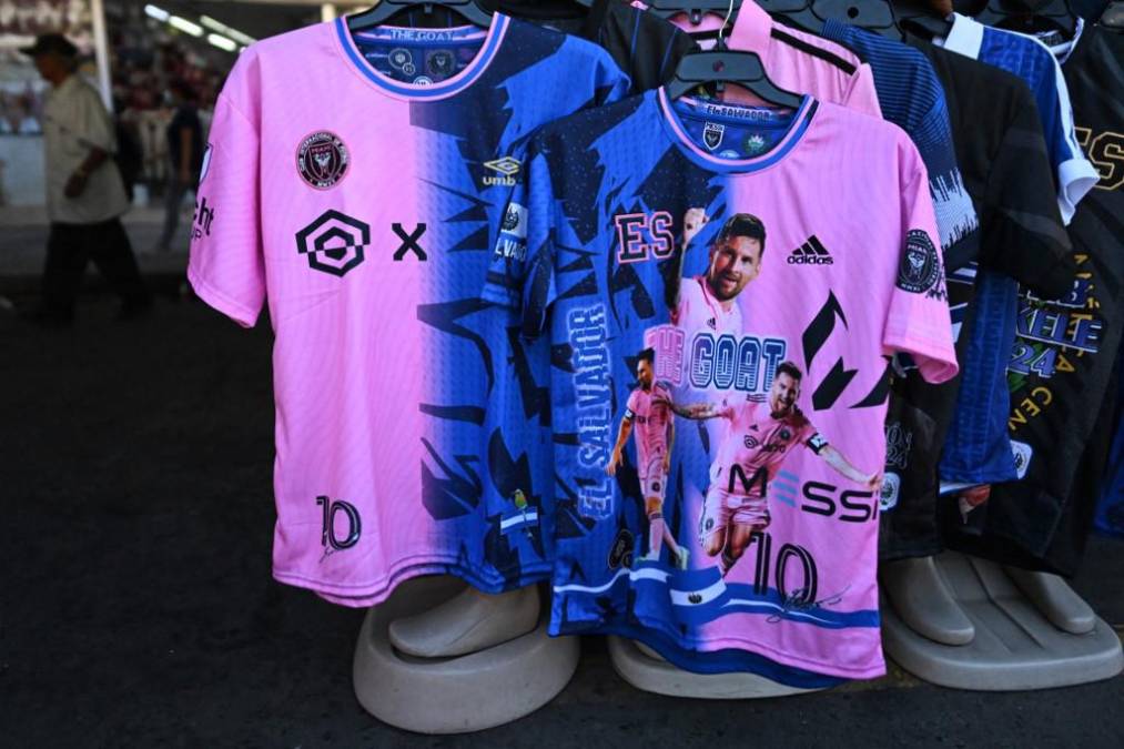 <i>En virtud del partido, en algunos lugares en San Salvador fue notoria la venta de camisas del Inter Miami con el número 10 de Messi y también de la selección salvadoreña.</i>