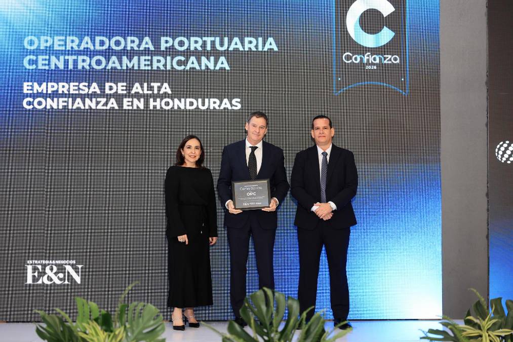Operadora Portuaria Centroamericana, empresa de alta confianza Honduras. Recibe reconocimiento Javier Ramírez, CEO 