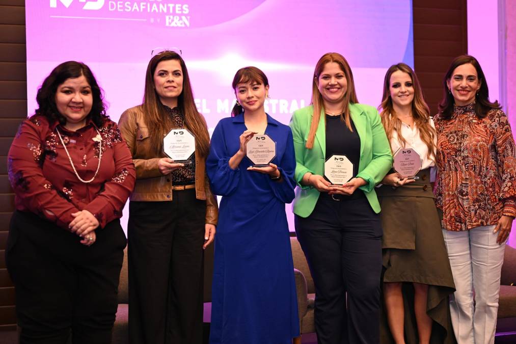<i>En el Panel Magistral “Mujeres Desafiantes para futuro” estuvieron como panelistas Adriana Lizano Fernández, Fundadora y Gerente Comercial en ADA Robotics; Lissa Graciela Rivera, Gerente de Estrategia de IA &amp; Data y CoFundadora de Women in Data Science Costa Rica; Lorna Peraza, especialista en gamificación y diseñadora de juegos; y Rocío Pinto, CEO y Fundadora de Multiverse.</i>