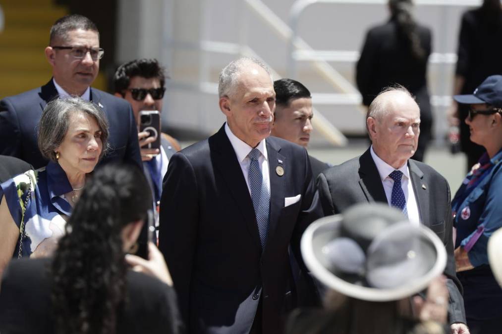 El presidente de Honduras, Nasry Asfura (c), asiste a la ceremonia de investidura de la politóloga Laura Fernández como presidenta de Costa Rica para el periodo 2026-2030, este viernes, en el Estadio Nacional de San José (Costa Rica). EFE/ Jeffrey Arguedas