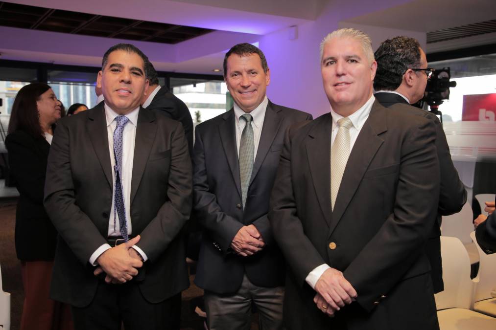 <i>Mario Faraj, Presidente Ejecutivo de DIUNSA y Presidente de FUNDAHRSE; Luis Lara, CEO Corporación Bi y Luis Pedro Morales, VP de Cadena de Suministro DIUNSA, quienes fueron parte de los asistentes al evento realizado en Guatemala.</i>