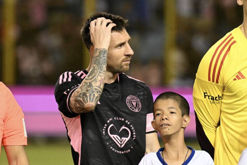 <i>El delantero argentino del Inter de Miami, Lionel Messi, hace un gesto antes del inicio del partido amistoso de fútbol entre la selección salvadoreña y el Inter Miami de Estados Unidos en San Salvador, el 19 de enero de 2024. (Foto de Marvin RECINOS / AFP)</i>