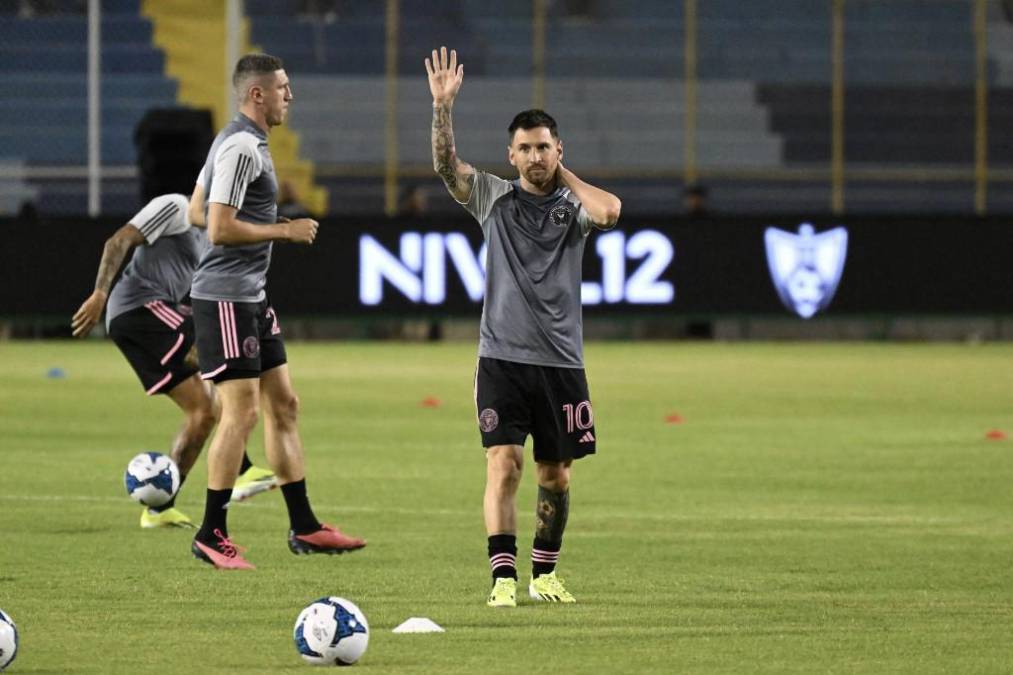 <i>El delantero argentino del Inter Miami, Lionel Messi, saluda a los fanáticos durante el calentamiento previo al partido amistoso de fútbol entre la selección salvadoreña y el Inter Miami de Estados Unidos en San Salvador, el 19 de enero de 2024. (Foto de Marvin RECINOS / AFP)</i>