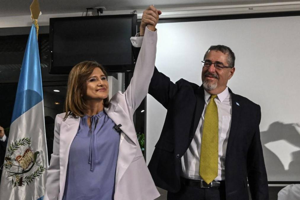 <i>El candidato presidencial guatemalteco por el partido Movimiento Semilla, Bernardo Arévalo, y su vicepresidenta, Karin Herrera, celebran los resultados de la segunda vuelta de las elecciones presidenciales en la Ciudad de Guatemala, el 20 de agosto de 2023. (Foto por Luis ACOSTA / AFP)</i>