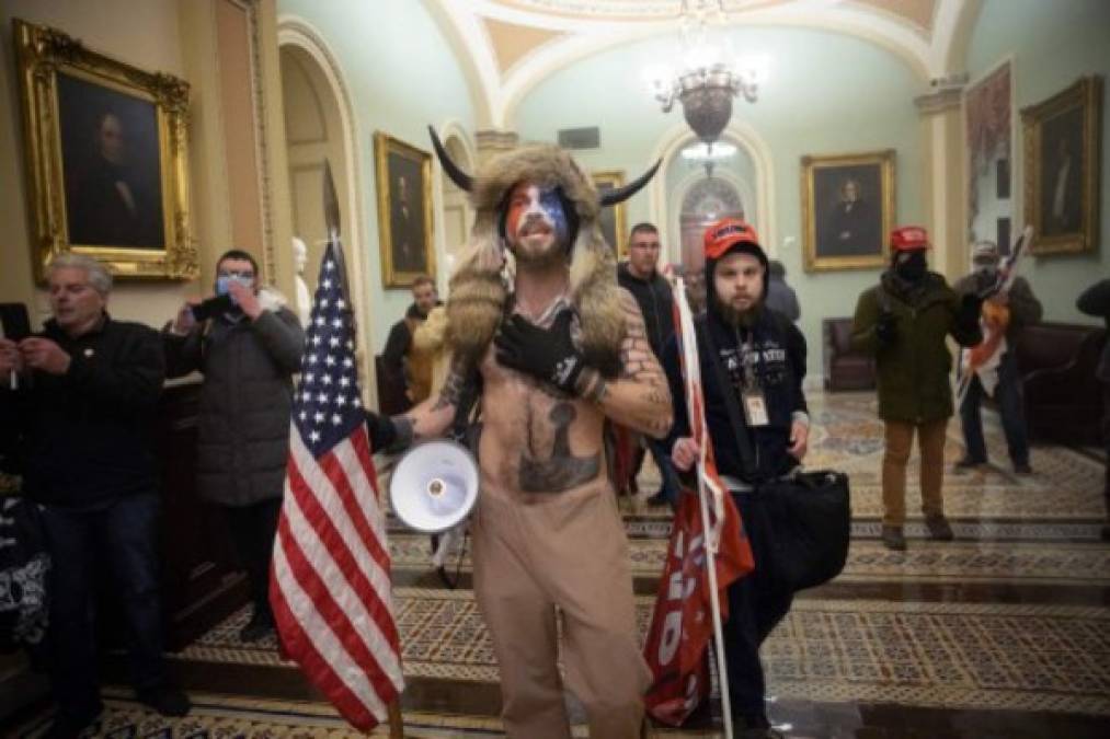 Twitter dijo el miércoles que estaba reduciendo el alcance de los mensajes que alentaban a la violencia en curso en el Capitolio de Estados Unidos<br/><br/>Los mensajes detectados 'no se podrán volver a tuitear, responder ni recibir 'me gusta'', dijo la red social, que ya había tomado medidas para regular los intercambios en el marco de la elección particularmente tensa de noviembre de 2020.<br/><br/>Cientos de simpatizantes del presidente saliente Donald Trump invadieron la sede del Congreso de Estados Unidos el miércoles e interrumpieron la sesión en la que se debía confirmar la victoria del demócrata Joe Biden en las elecciones de noviembre.<br/>En la foto un simpatizante proTrump confronta a la Policía en el Capitolio. Win McNamee/Getty Images/AFP