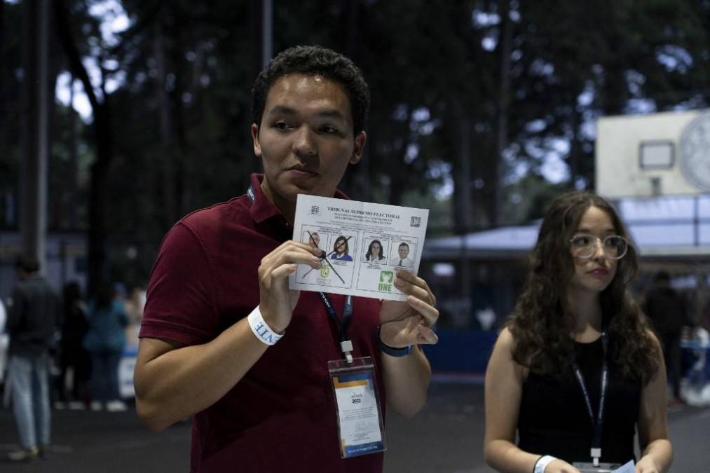<i>Los trabajadores electorales cuentan los votos en una mesa electoral en la Ciudad de Guatemala durante la segunda vuelta de las elecciones presidenciales de Guatemala el 20 de agosto de 2023. Los guatemaltecos votaron el domingo en una segunda vuelta presidencial. Bernardo Arévalo enfrentó a Sandra Torres en la segunda vuelta. (Foto de Emmanuel Andrés / AFP)</i>
