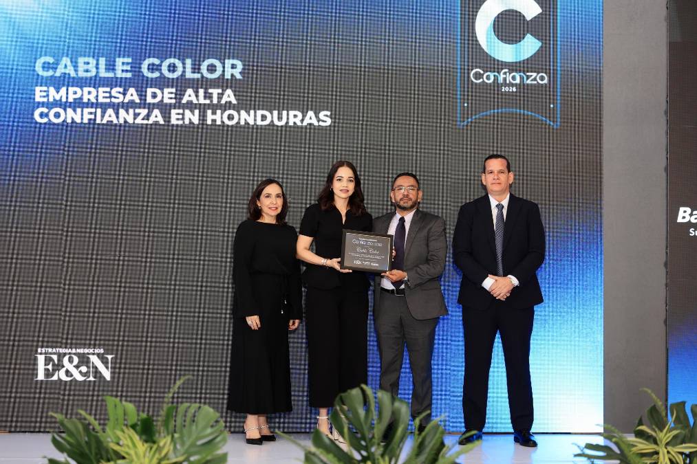 Cable Color, empresa de alta confianza Honduras. Recibe reconocimiento Esther Calix, Gerente Negocios Corporativos, y Adan Alberto Guerrero Quintanilla, Gerente de Operaciones Zona Norte. 