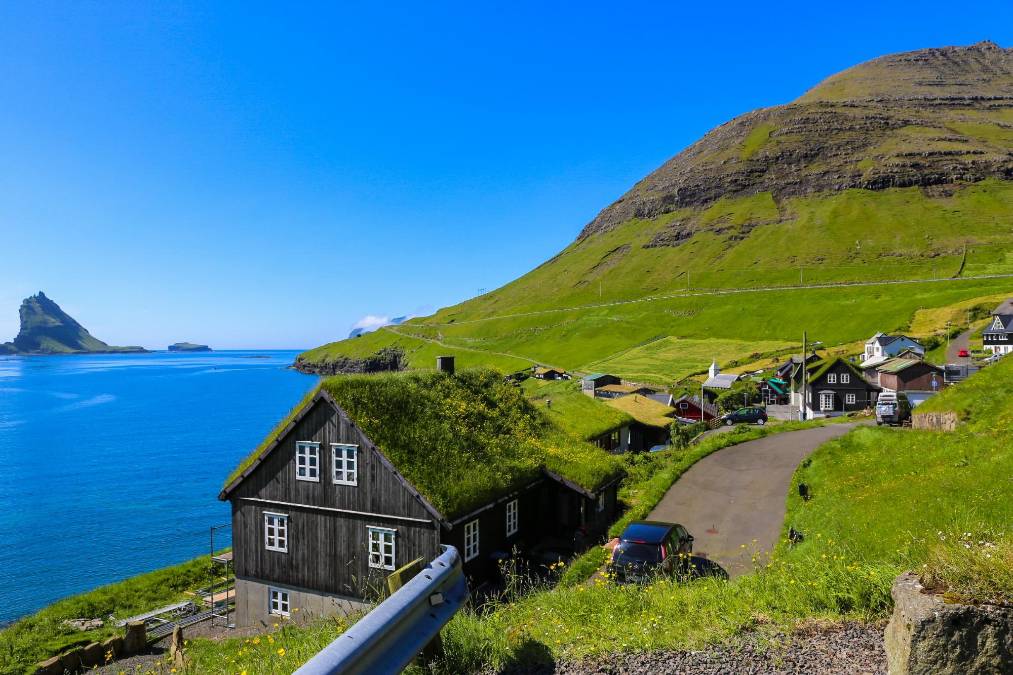 <i>Islas Feroe. Aquí puedes elegir entre observar a los frailecillos mientras recorres los caminos de los acantilados, navegar en kayak por la costa o simplemente explorar pueblos como Gásadalur y Saksun. FOTO ArDanMe / Shutterstock</i>