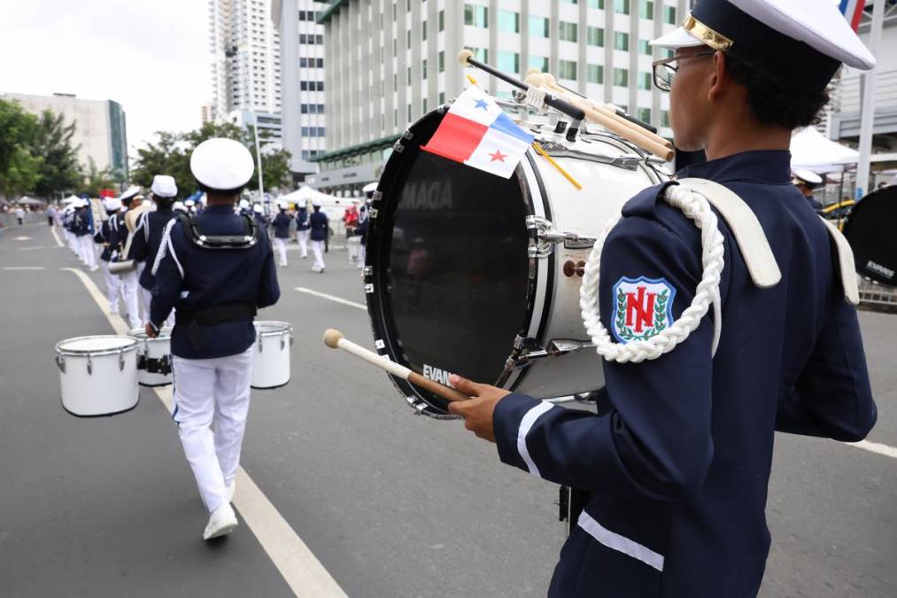 <i>Estudiantes y bandas de música desfilan por la Vía España este lunes, como parte del 122 aniversario de separación de Colombia, en Ciudad de Panamá (Panamá). Los asistentes disfrutaron del desfile, marcado por el color de los uniformes estudiantiles, los trajes típicos y una variada selección musical que fue desde las tradicionales “Marcha a Panamá”, “¡Viva Panamá!” y "Colonia Americana, No!" hasta temas de música típica y populares piezas de reguetón. EFE/ Carlos Lemos</i>