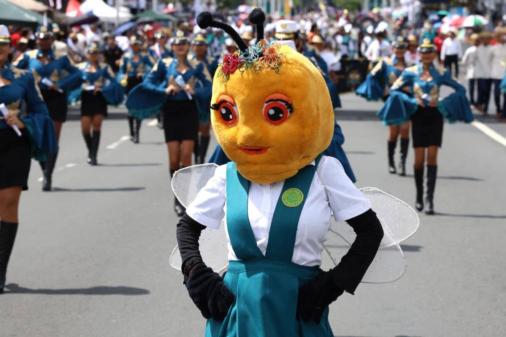 <i>Una integrante de una banda de música disfrazada desfila por la Vía España este lunes, como parte del 122 aniversario de separación de Colombia, en Ciudad de Panamá (Panamá). Los asistentes disfrutaron del desfile, marcado por el color de los uniformes estudiantiles, los trajes típicos y una variada selección musical que fue desde las tradicionales “Marcha a Panamá”, “¡Viva Panamá!” y "Colonia Americana, No!" hasta temas de música típica y populares piezas de reguetón. EFE/ Carlos Lemos</i>