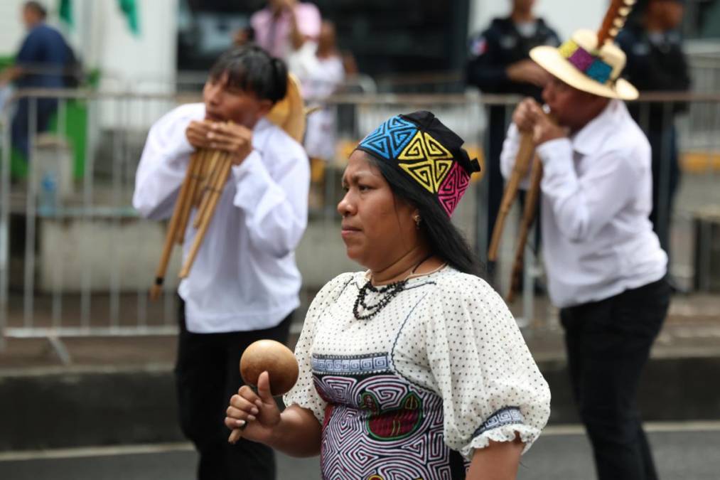 <i>Una persona participa en el desfile en honor a los símbolos patrios este martes, en Ciudad de Panamá (Panamá). Panamá celebró el tradicional desfile en honor a los símbolos patrios con estudiantes y bandas escolares por la Vía España como parte del Mes de la Patria. EFE/Carlos Lemos</i>