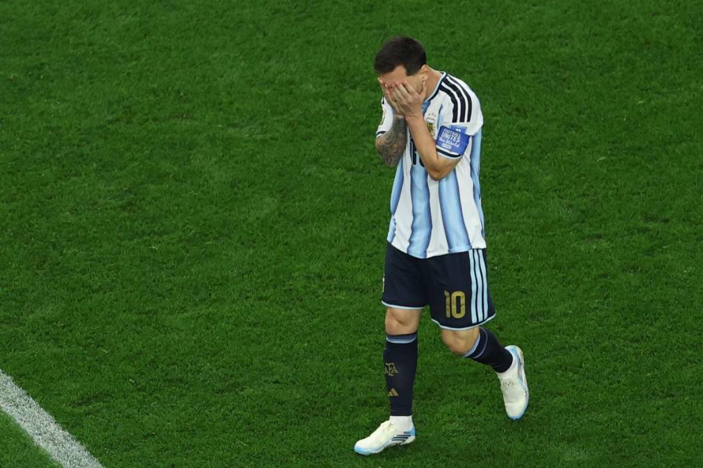 El delantero de Argentina Leo Messi se lamenta tras fallar un penalti en el partido del Mundial 2026 entre Argentina y Austria, este lunes en Arlington, Texas; sin embargo, comenzó el Mundial 2026 con tres goles menos que Klose, pero logró un triplete frente a Argelia, en la primera jornada, y ha añadido dos nuevos tantos en el estadio AT&amp;T de Arlington, veinte años después de iniciar la cuenta contra Serbia y Montenegro en el Mundial de Alemania. EFE/Carlos Ramírez