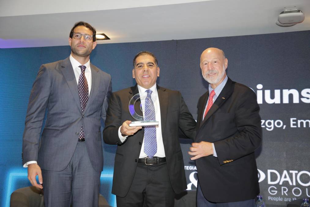<i>Mario Faraj, Presidente Ejecutivo de DIUNSA, recibe reconocimiento para Diunsa, como empresa Triple C. (Entrega Rodrigo Canahuati E&amp;N e Italo Pizzolante) </i>