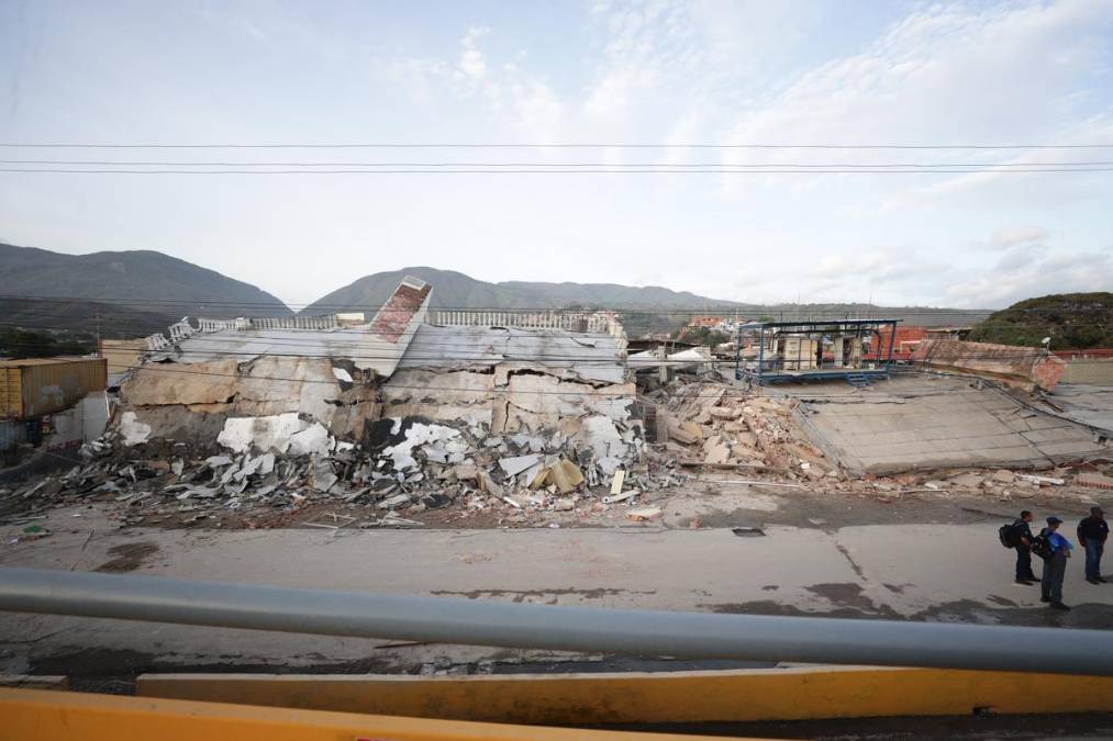Vista de un edificio dañado por los terremotos, en la localidad de Catia La Mar, en el estado costero de La Guaira (Venezuela) este jueves. La presidenta encargada de Venezuela, Delcy Rodríguez, declaró este miércoles el estado de emergencia luego de los dos terremotos de magnitud 7,5 y 7,2 ocurridos en una zona del centro del país que causaron daños materiales aún sin cuantificar . EFE/ Ronald Pena R.