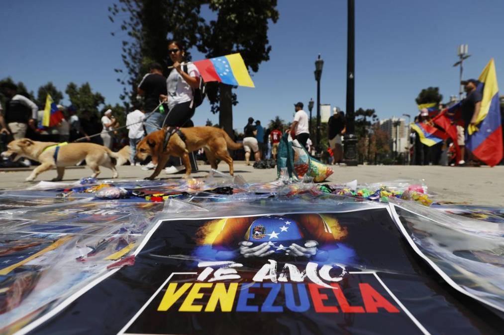 <i> Ciudadanos venezolanos celebran durante una manifestación este sábado, en Santiago (Chile). Miles de venezolanos salieron a las calles para celebrar entre vítores, llantos y cánticos la detención por parte de Estados Unidos del presidente de Venezuela, Nicolás Maduro, y muchos expresaron su deseo de volver a su patria a reencontrarse con sus seres queridos. EFE/ Elvis González</i>