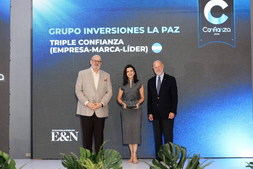 Grupo Inversiones la Paz, Triple Confianza Honduras. Recibe reconocimiento Marcela Pineda, Gerente Mercadeo.