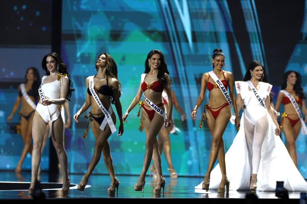 <i>(L-R) Miss Mexico Fatima Bosch, Miss Latina Yamilex Hernandez, Miss Netherlands Nathalie Yasmin Mogbelzada, Miss Nicaragua Itza Castillo and Miss Palestine Nadeen Ayoub compete during the 74th Miss Universe 2025 at Impact Challenger Hall in Nonthaburi province, on the outskirts of Bangkok, Thailand, 21 November 2025. Women representing 122 nations participate to compete in the 74th beauty pageant contest for the crown of Miss Universe 2025. (Países Bajos; Holanda, Tailandia) EFE/EPA/RUNGROJ YONGRIT</i>