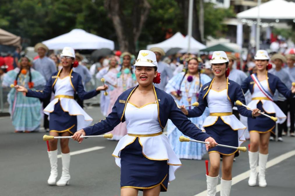 <i>Estudiantes integrantes de bandas de música desfilan por la Vía España este lunes, como parte del 122 aniversario de separación de Colombia, en Ciudad de Panamá (Panamá). Los asistentes disfrutaron del desfile, marcado por el color de los uniformes estudiantiles, los trajes típicos y una variada selección musical que fue desde las tradicionales “Marcha a Panamá”, “¡Viva Panamá!” y "Colonia Americana, No!" hasta temas de música típica y populares piezas de reguetón. EFE/ Carlos Lemos</i>
