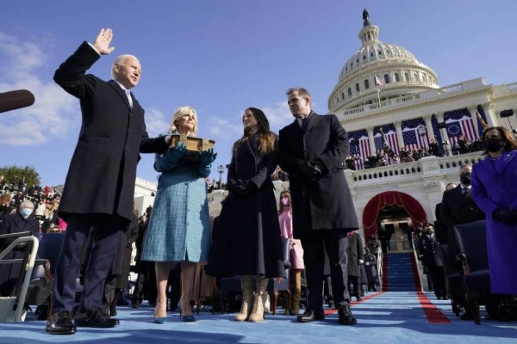 Joe Biden jura como el presidente 46 de Estados Unidos, rodeado de su familia. Foto AFP