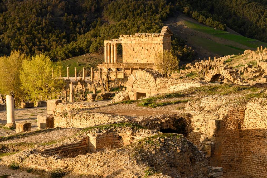 <i>Djémila, Argelia. Fundada por el emperador Septimio Severo como ciudad de jubilación para centuriones ancianos, la ciudad mantiene intactos sus foros, basílicas y arcos, recortados en un espacio arenoso entre las montañas contra el azul del cielo. FOTO Anton_Ivanov / Shutterstock</i>