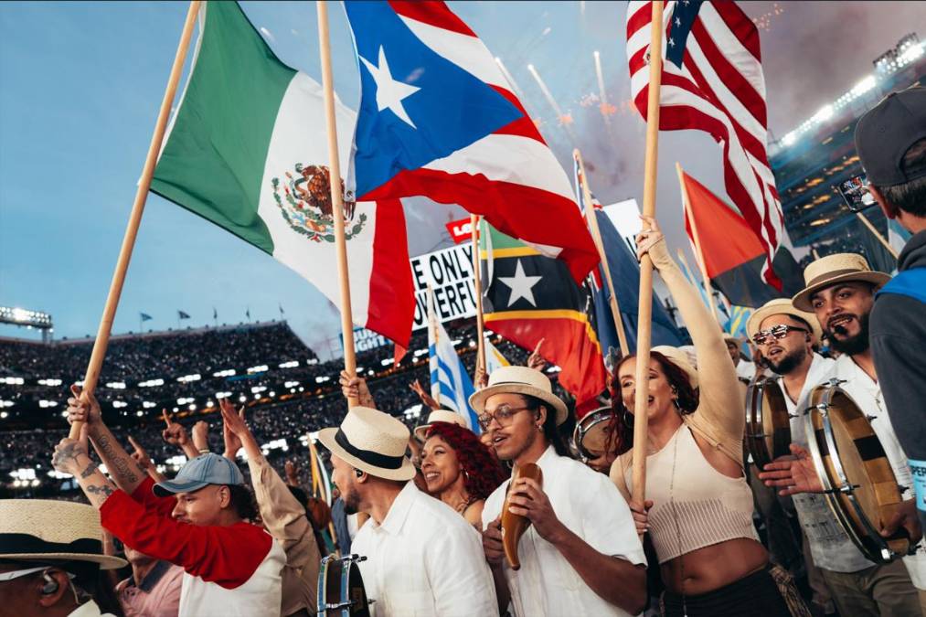 <i>Vista del público durante el concierto del cantante puertorriqueño Bad Bunny en su actuación en el descanso del Super Bowl en Santa Clara, California, Estados Unidos. El conjunto blanco con el que la estrella puertorriqueña Bad Bunny actuó en el descanso del Super Bowl fue diseñado por la marca española Zara, según informó este domingo la revista Vogue. EFE/Acoustyle </i>