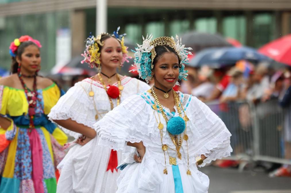 <i>Estudiantes participan en el desfile en honor a los símbolos patrios este martes, en Ciudad de Panamá (Panamá). Panamá celebró el tradicional desfile en honor a los símbolos patrios con estudiantes y bandas escolares por la Vía España como parte del Mes de la Patria. EFE/Carlos Lemos</i>