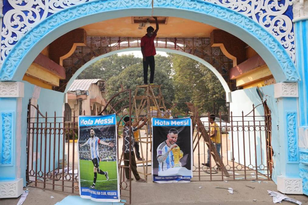 Tras los disturbios en el estadio y las protestas en el hotel del jugador, la comitiva de Messi abandonó Calcuta bajo fuertes medidas de seguridad para continuar su gira en la ciudad de Hyderabad. EFE/EPA/PIYAL ADHIKARY