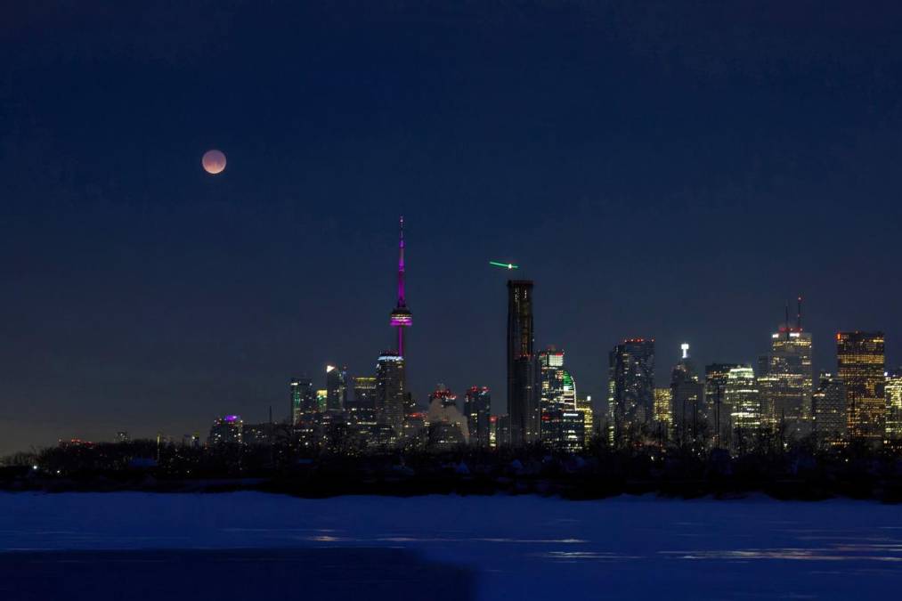 <i>Fotografía que muestra la 'luna de sangre' este martes sobre Toronto (Canadá). EFE/Julio César Rivas</i>