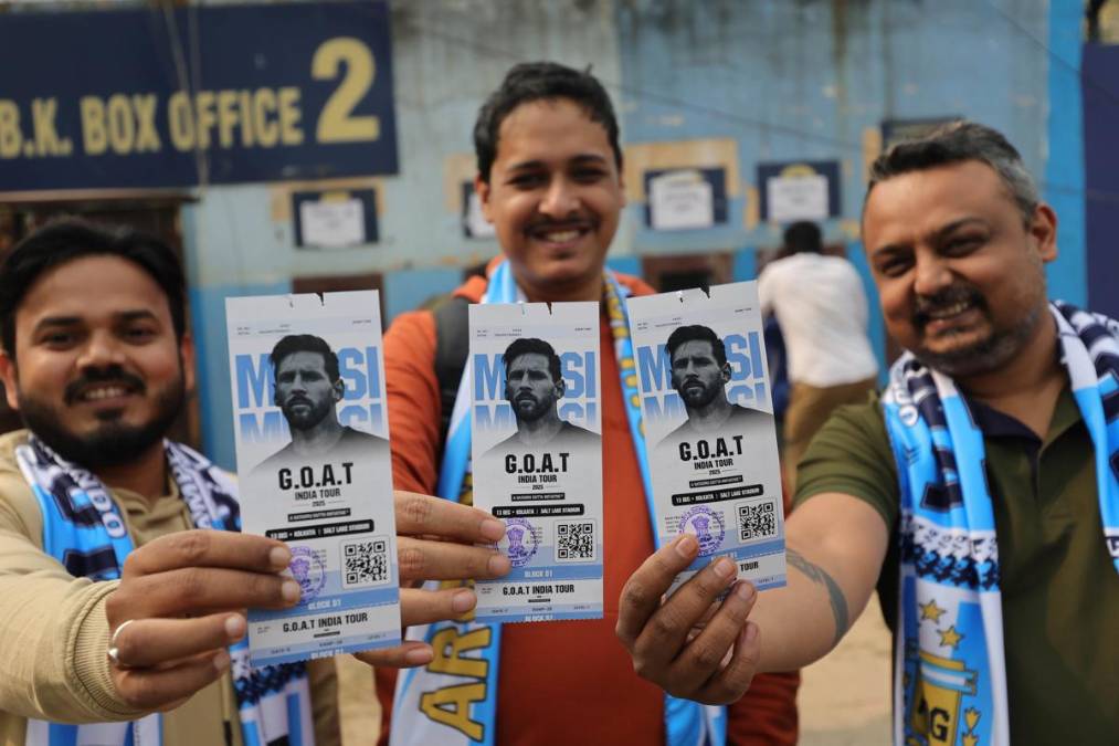 <i>Varios aficionados muestran sus entradas para la el evento en Calcuta (India) de la gira india del futbolista argentino Lionel Messi este viernes. Lionel Messi, junto a Luis Suárez y Rodrigo de Paul participan en esta gira que cuenta con eventos el 13 de diciembre en Calcuta e Hyderabad, Bombay el 14 y Nueva Delhi el 15 de diciembre. EFE/ Piyal Adhikary</i>