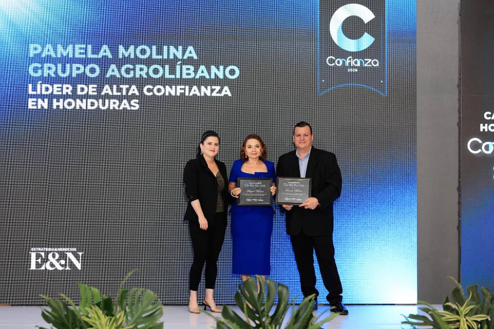 Miguel Molina, presidente de Grupo Agrolibano, recibe en representación Pamela Molina, directora de Grupo Agrolibano, quien también es líder de Alta Confianza en Honduras