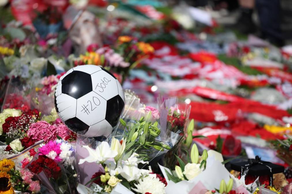 LIVERPOOL (United Kingdom), 03/07/2025.- Flowers, scarves and a soccer ball with the number 20 written on it left in tribute to soccer player Diogo Jota at Anfield, the home of Liverpool FC in Liverpool, Britain 03 July 2025. Jota died in a car accident in Spain together with his brother Andre Silva on 03 July 2025. (España, Reino Unido) EFE/EPA/ADAM VAUGHAN