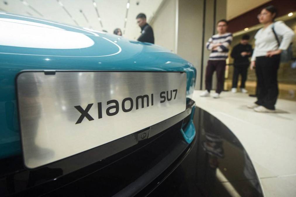 <i>El coche incluye una "simulación de sonido" para recrear "la emoción de conducir un automóvil deportivo", según Lei, además de un sistema de karaoke y una mininevera. FOTO AFP</i>