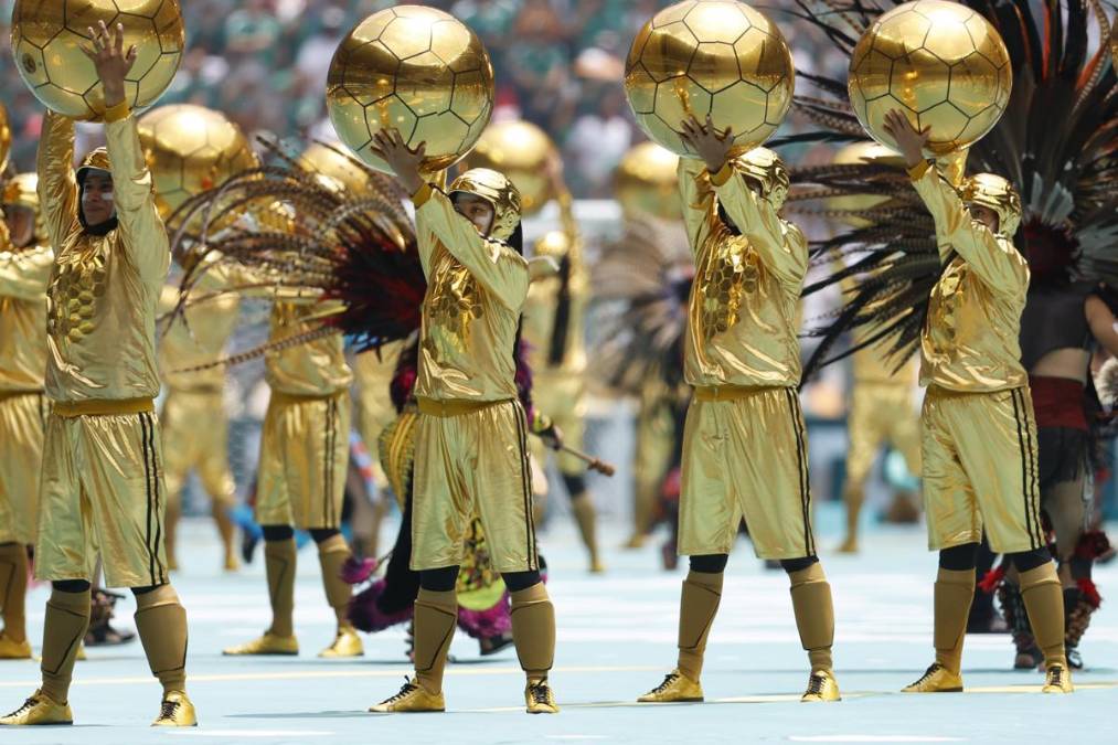 <i>En el centro brilló durante todo el espectáculo la Copa del Mundo, que se disputará en los próximos días, así como la frase “Estamos listos”, el mensaje más importante de ‘Dai Dai’ y como un gesto de arranque del encuentro deportivo más esperado del año. EFE/ Sashenka Gutiérrez</i>
