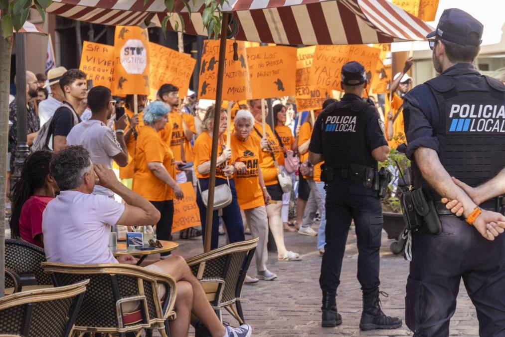 PALMA DE MALLORCA, 15/06/2025.- Manifestación convocada por decenas de entidades sociales contra el turismo masivo y sus consecuencias con el lema 'Por el derecho a una vivienda digna. EFE/ Cati Cladera