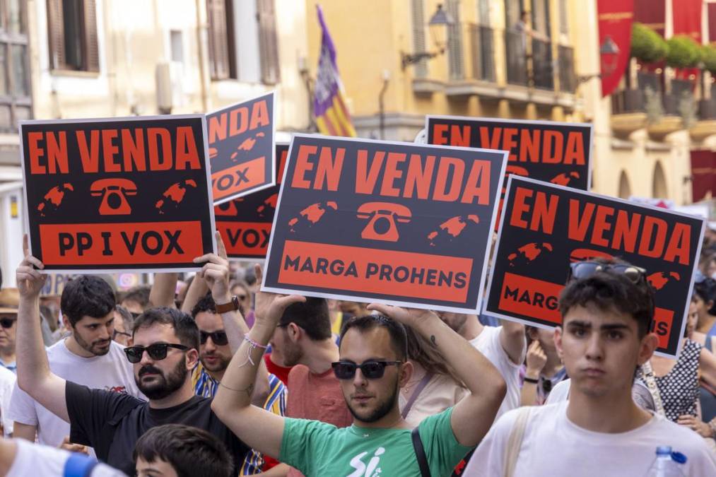 <i>PALMA DE MALLORCA, 15/06/2025.- Stop a la turistificación' este domingo, en Palma de Mallorca. Miles de personas se han manifestado este domingo en varias ciudades como Barcelona, Palma, San Sebastián y Granada contra el turismo masivo, un modelo que, según denuncian, expulsa a los vecinos de los barrios y dispara el precio de la vivienda. EFE/ Cati Cladera</i>