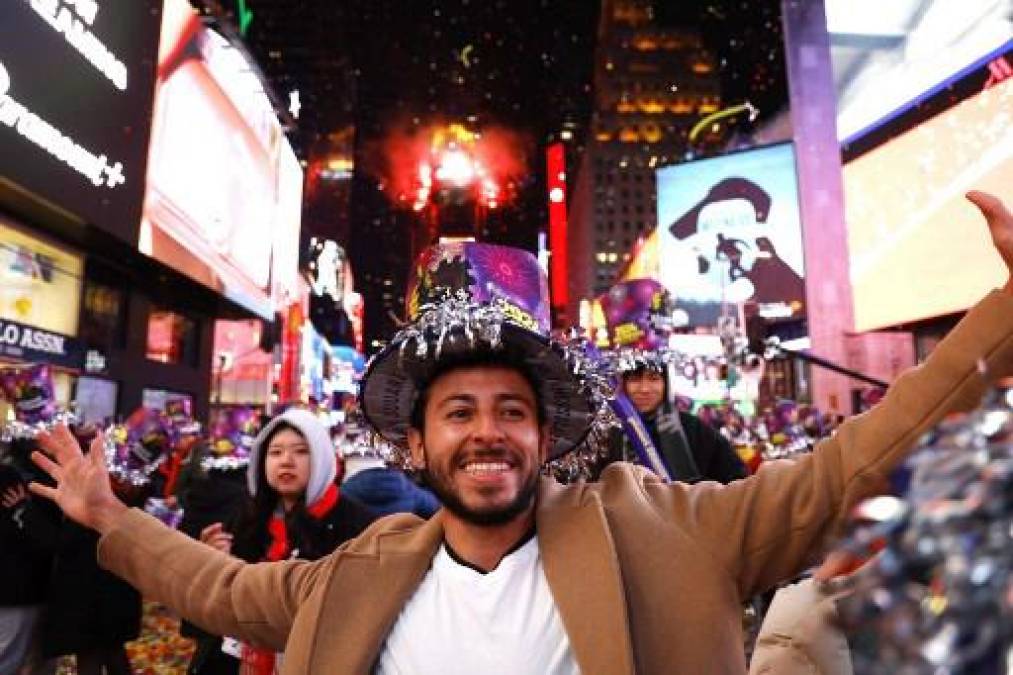 <i>Los juerguistas participan en las celebraciones antes del lanzamiento del baile de Nochevieja de 2024 en Times Square el 31 de diciembre de 2023 en la ciudad de Nueva York. (Foto de John LAMPARSKI / AFP)</i>